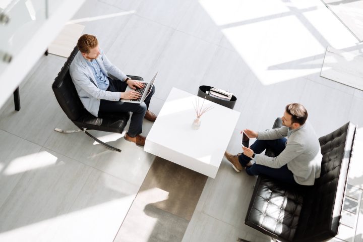 business-people-discussing-ideas-8MX23HE.jpg